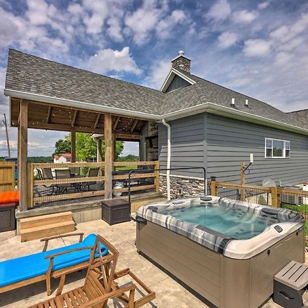 Chic Williamstown Retreat With Pool And Hot Tub! Villa Exteriör bild