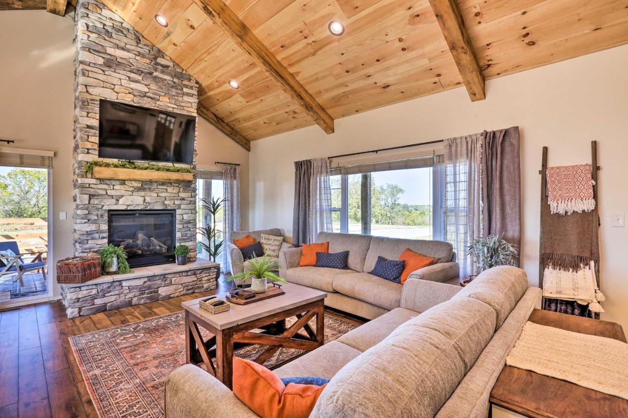 Chic Williamstown Retreat With Pool And Hot Tub! Villa Exteriör bild