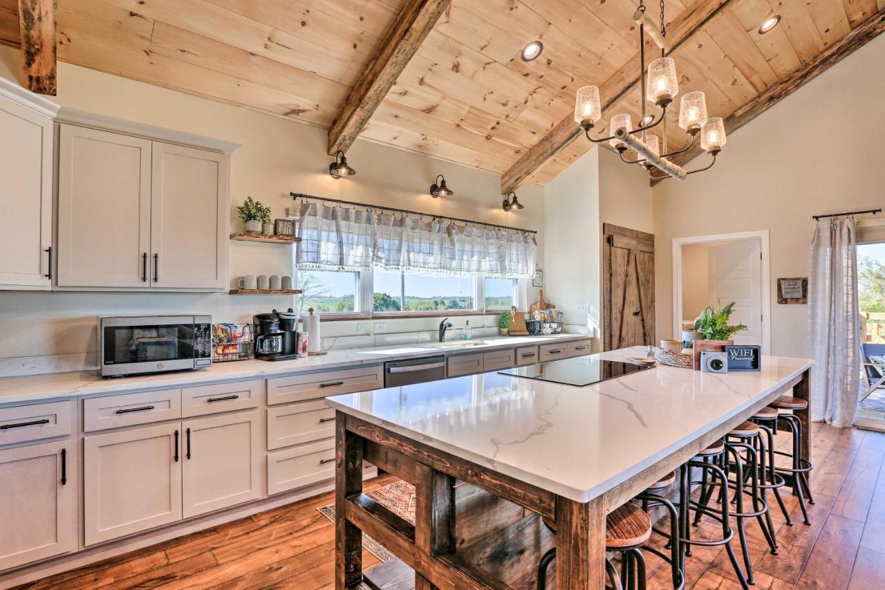 Chic Williamstown Retreat With Pool And Hot Tub! Villa Exteriör bild