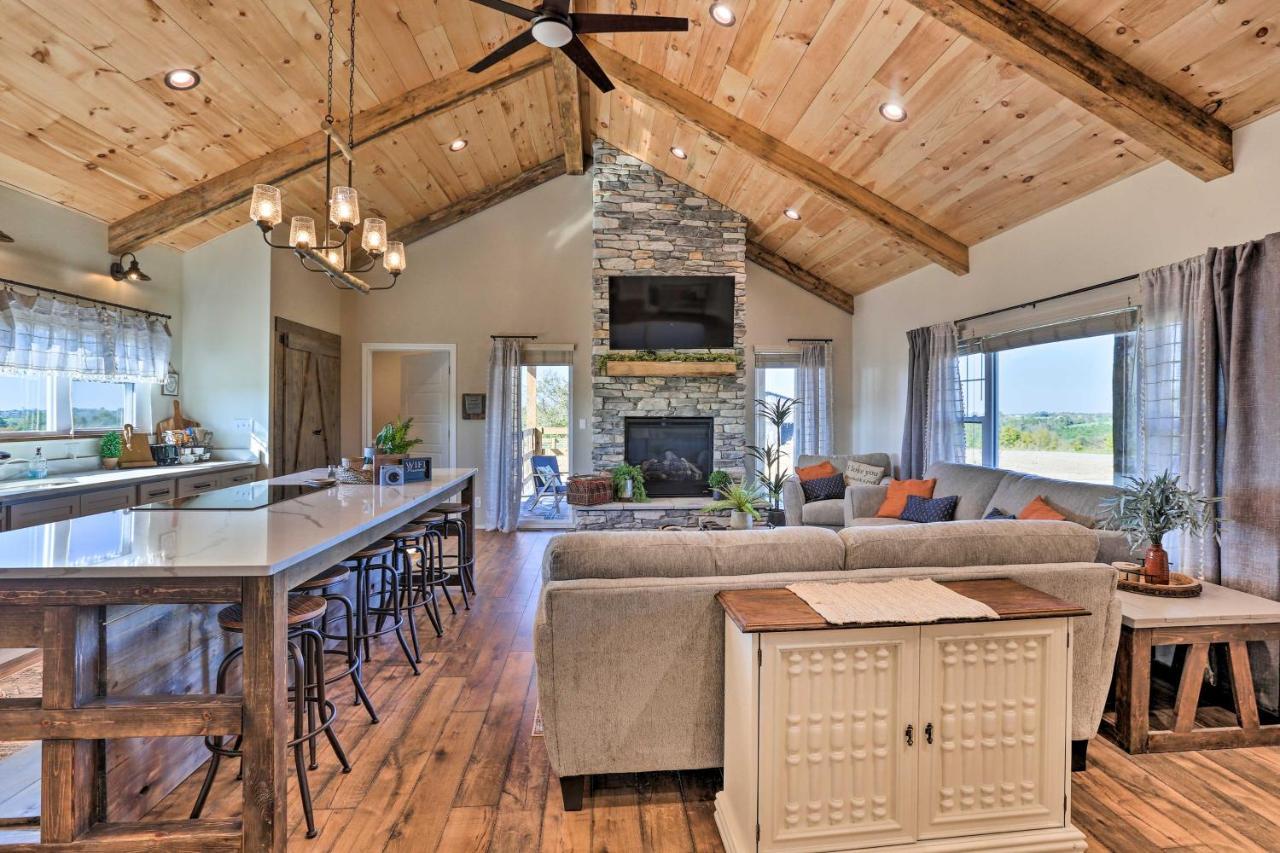 Chic Williamstown Retreat With Pool And Hot Tub! Villa Exteriör bild