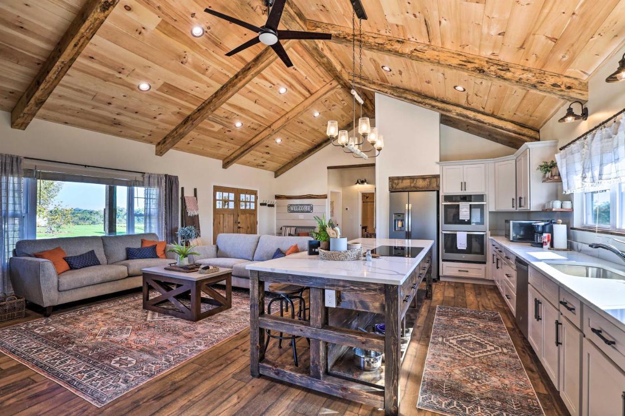 Chic Williamstown Retreat With Pool And Hot Tub! Villa Exteriör bild