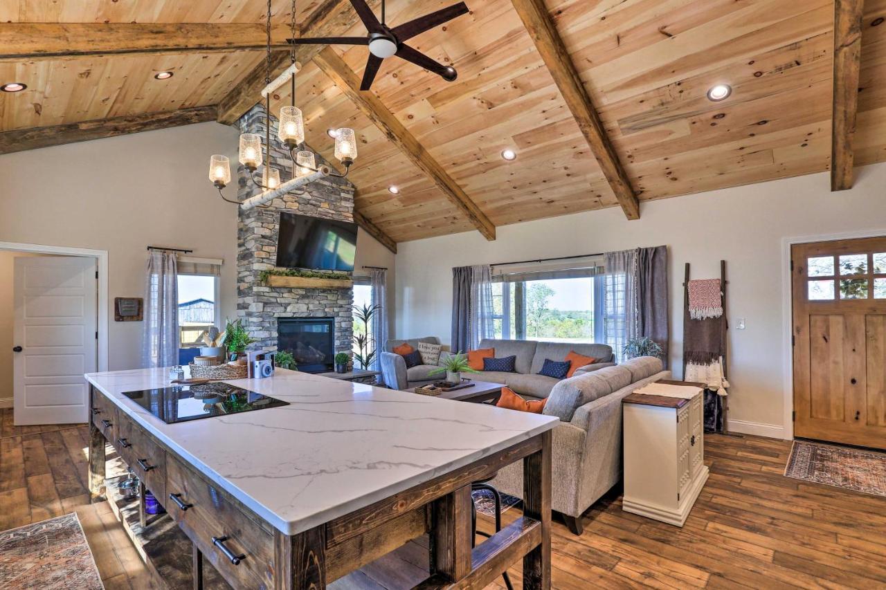 Chic Williamstown Retreat With Pool And Hot Tub! Villa Exteriör bild