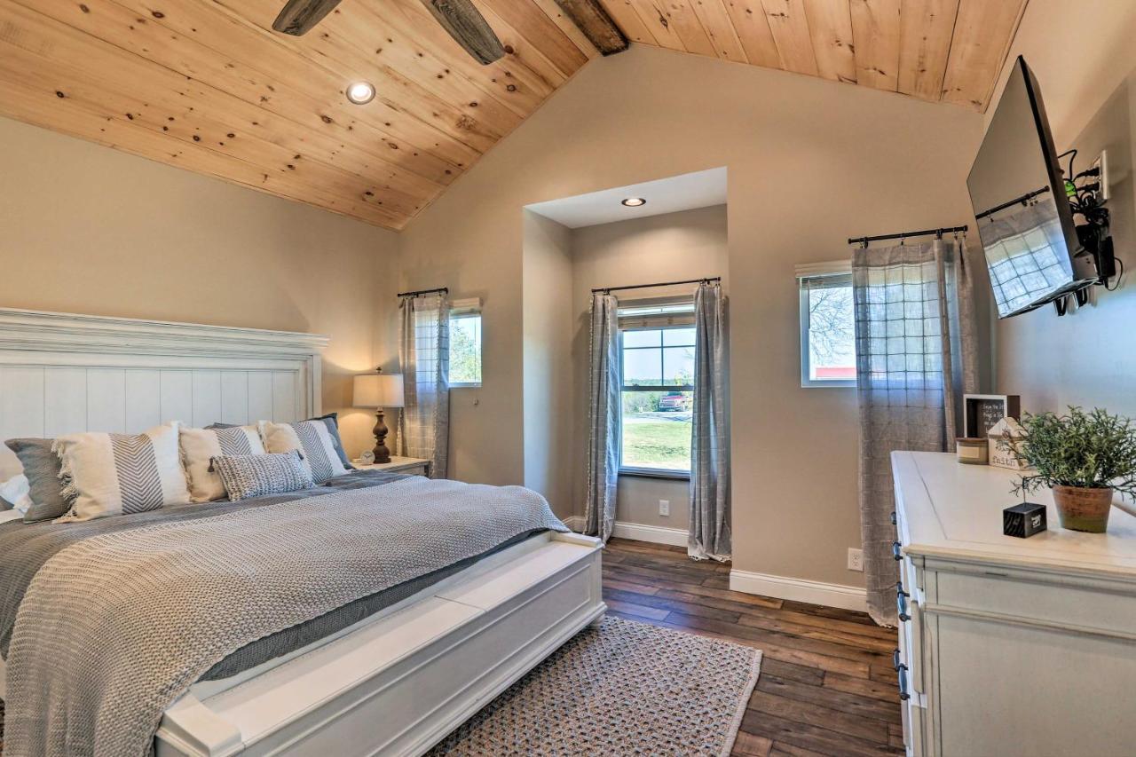 Chic Williamstown Retreat With Pool And Hot Tub! Villa Exteriör bild