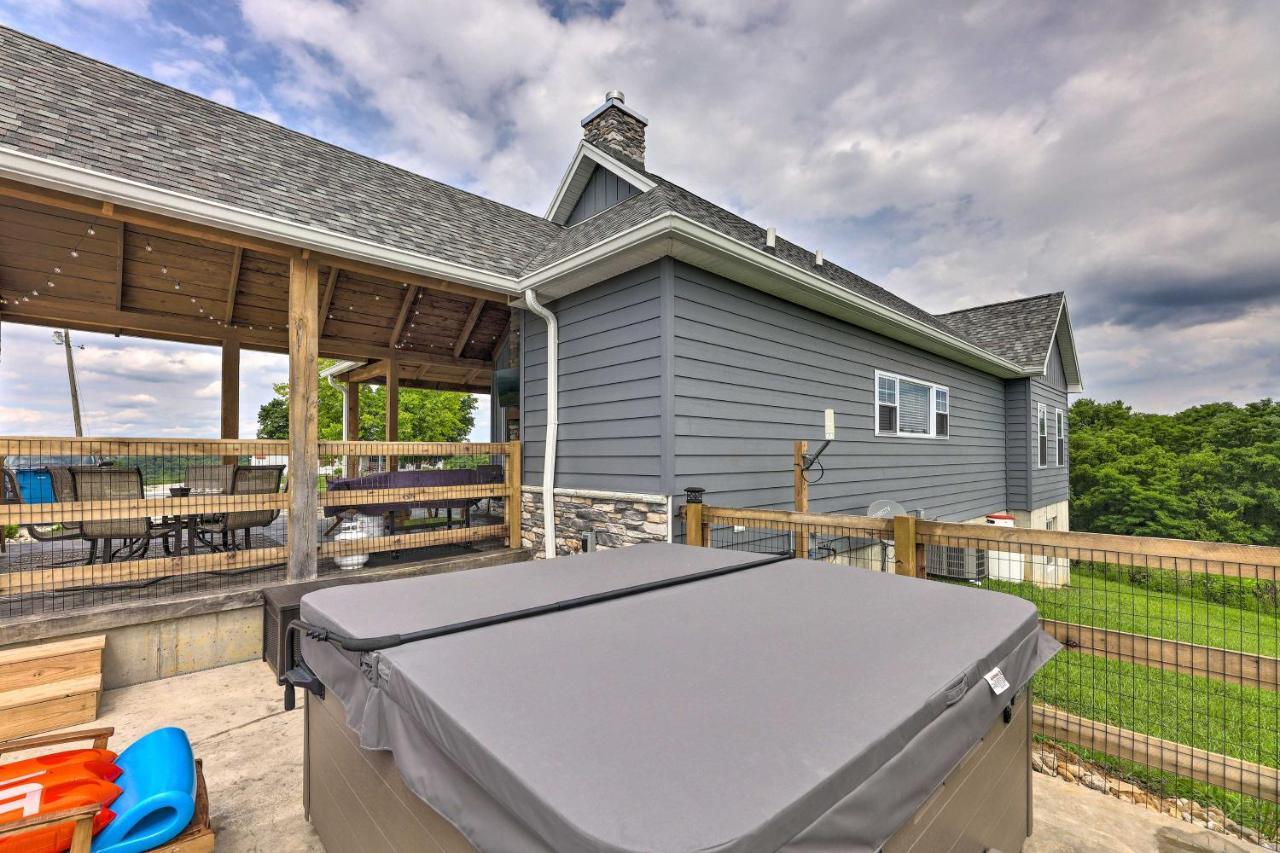 Chic Williamstown Retreat With Pool And Hot Tub! Villa Exteriör bild