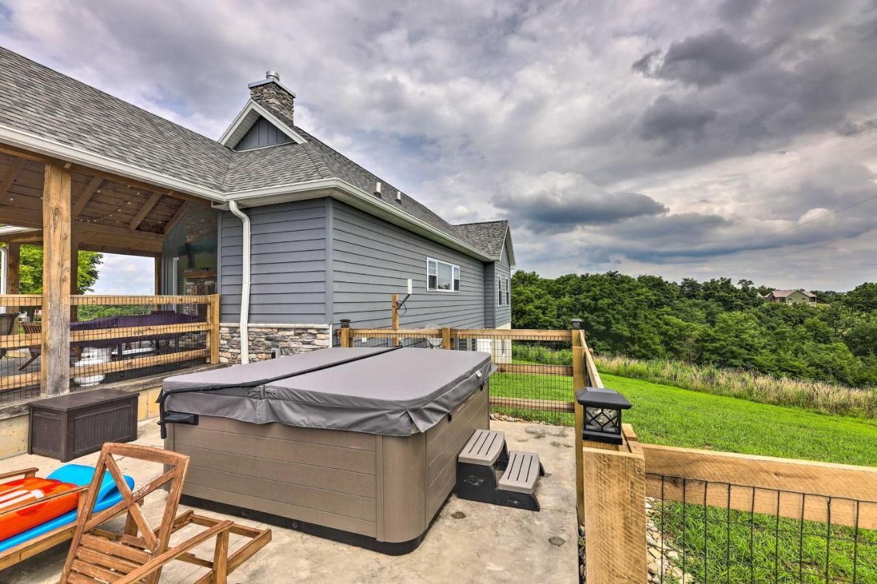 Chic Williamstown Retreat With Pool And Hot Tub! Villa Exteriör bild